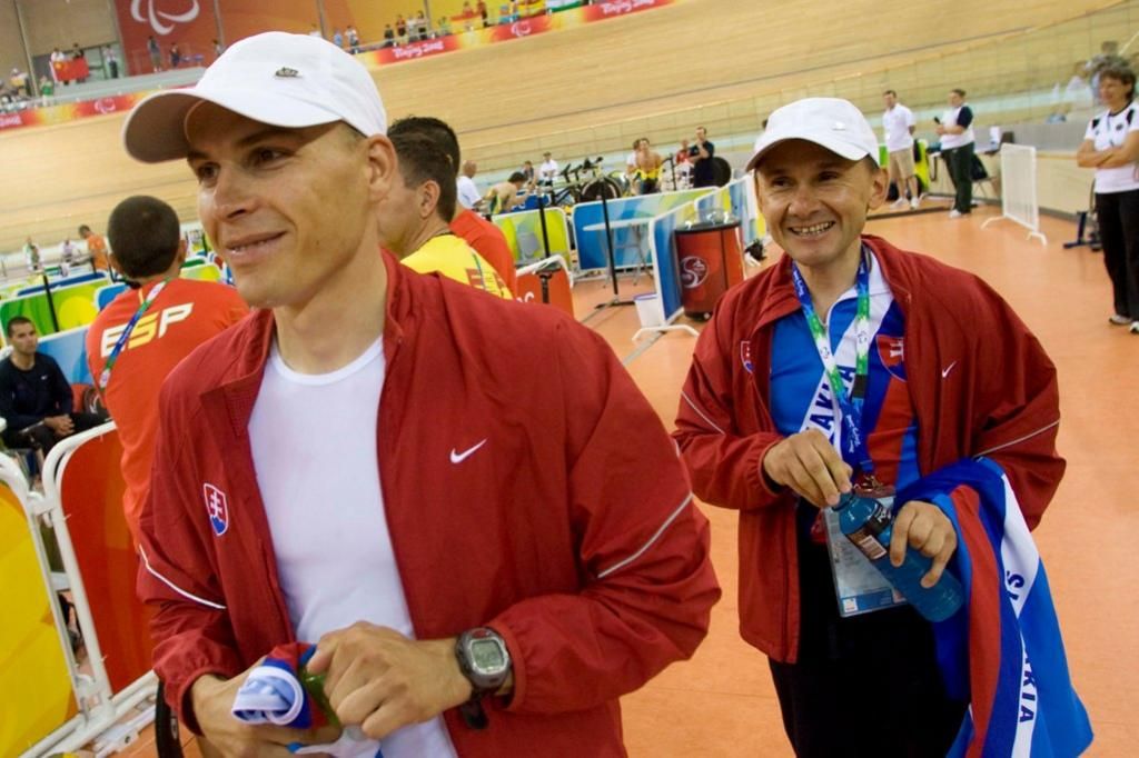 Príchod našich reprezentantov na dráhu (zdroj www.paralympic.sk fotograf Roman Benický)