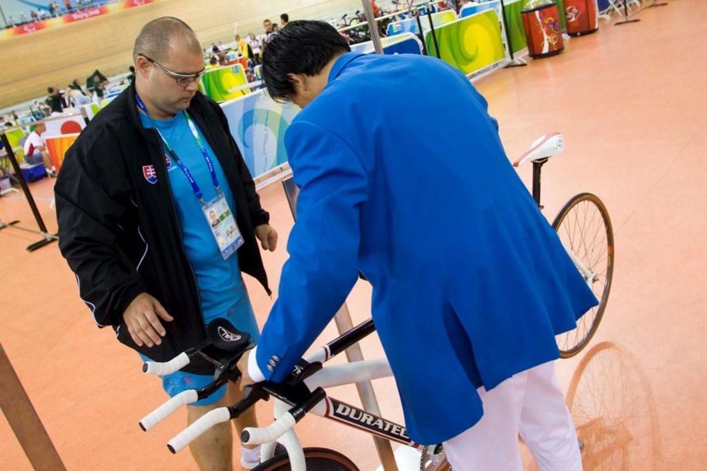 Povinné meranie bicykla(zdroj www.paralympic.sk fotograf Roman Benický)