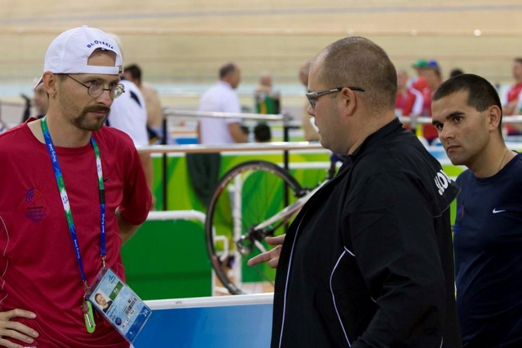 Taktická porada,z ľava Chlebo,Režňák,Švrtecky mechanik(zdroj www.paralympic.sk fotograf Roman Benický)