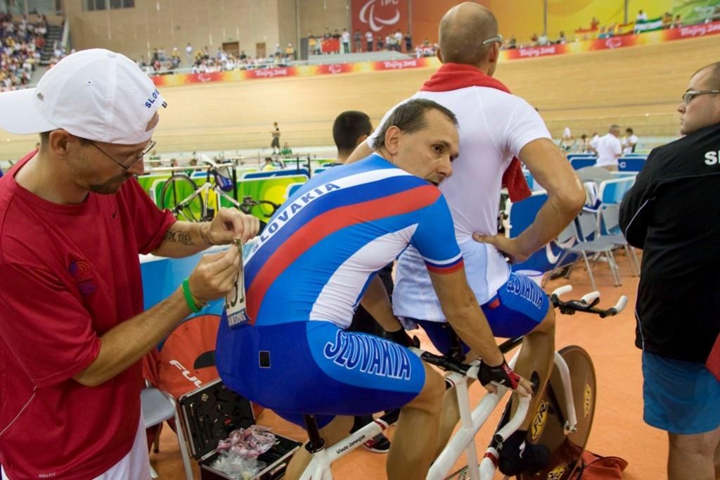 Patrik pripína číslo(zdroj www.paralympic.sk fotograf Roman Benický)