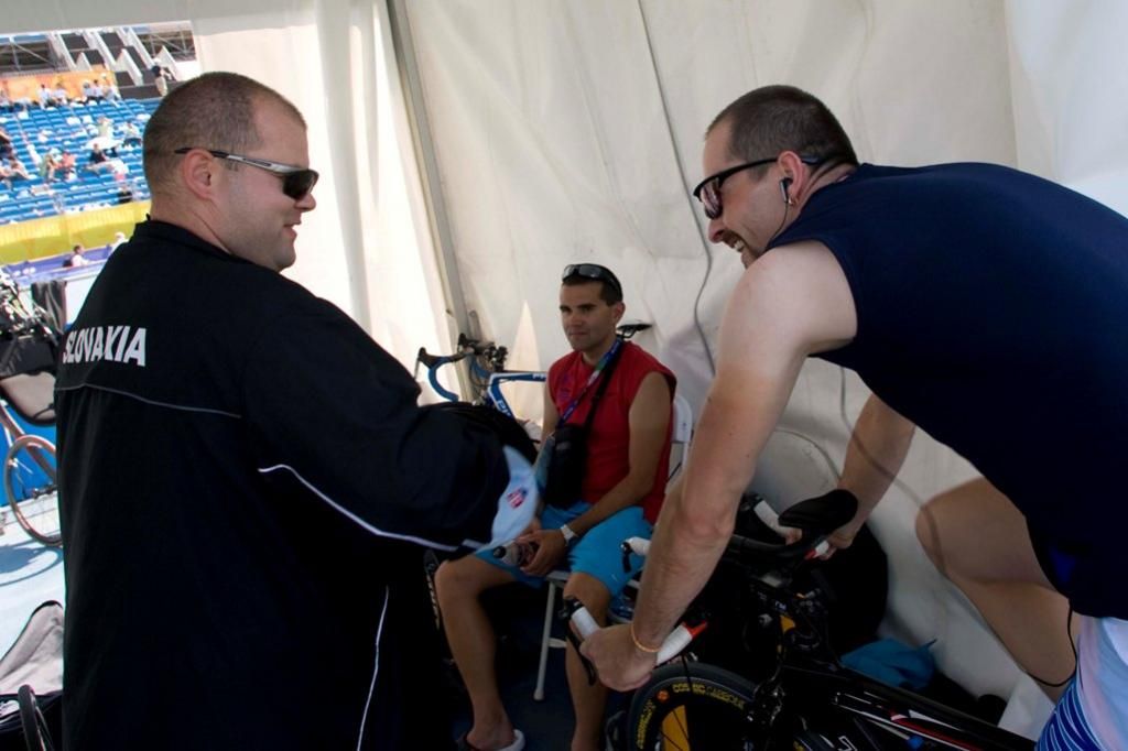 Rozjazďovanie pod dozorom B.Režňáka a mechanika Štvrteckého (zdroj www.paralympic.sk fotograf Roman Benický)