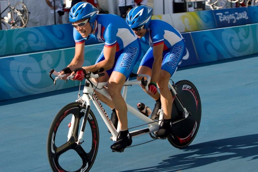 Vladislav Janovjak s pilotom Róbertom Mitošinkom (zdroj www.paralympic.sk fotograf Roman Benický)