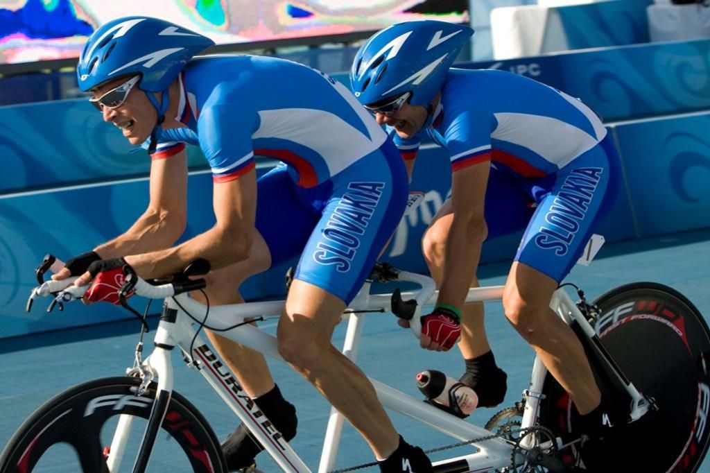 Vladislav Janovjak s pilotom Róbertom Mitošinkom (zdroj www.paralympic.sk fotograf Roman Benický)