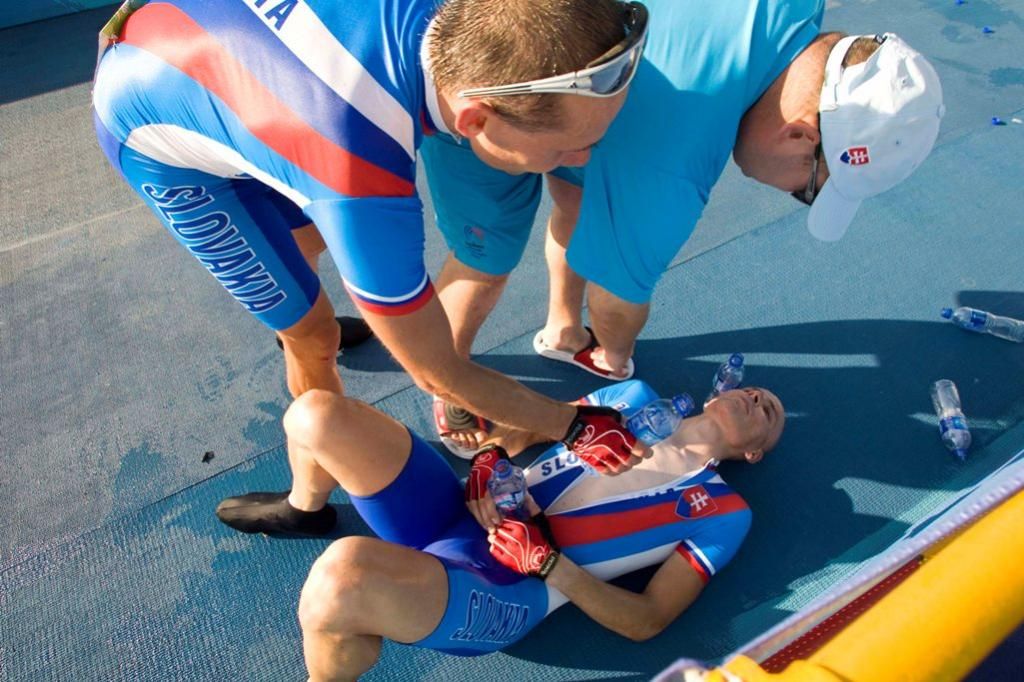 Sklamania sú ťažké.Janovjak,Režňák a na zemi Mitošinka(zdroj www.paralympic.sk fotograf Roman Benický)