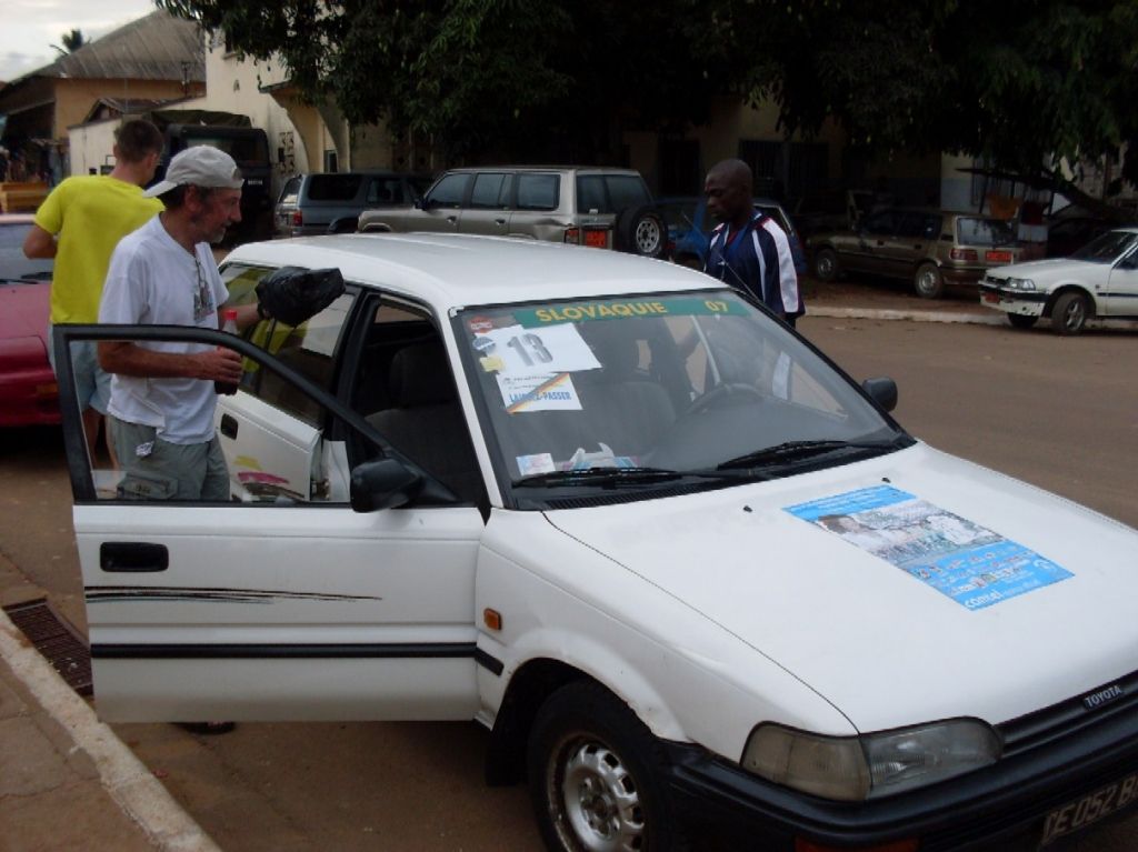 Sprievodné auto do ktorého sa zmestí 8 pretekárov