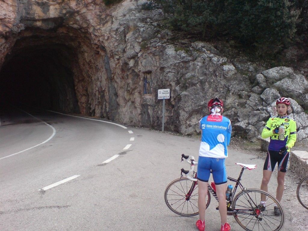 Oddych pred tunelom po 15 km stúpaní.