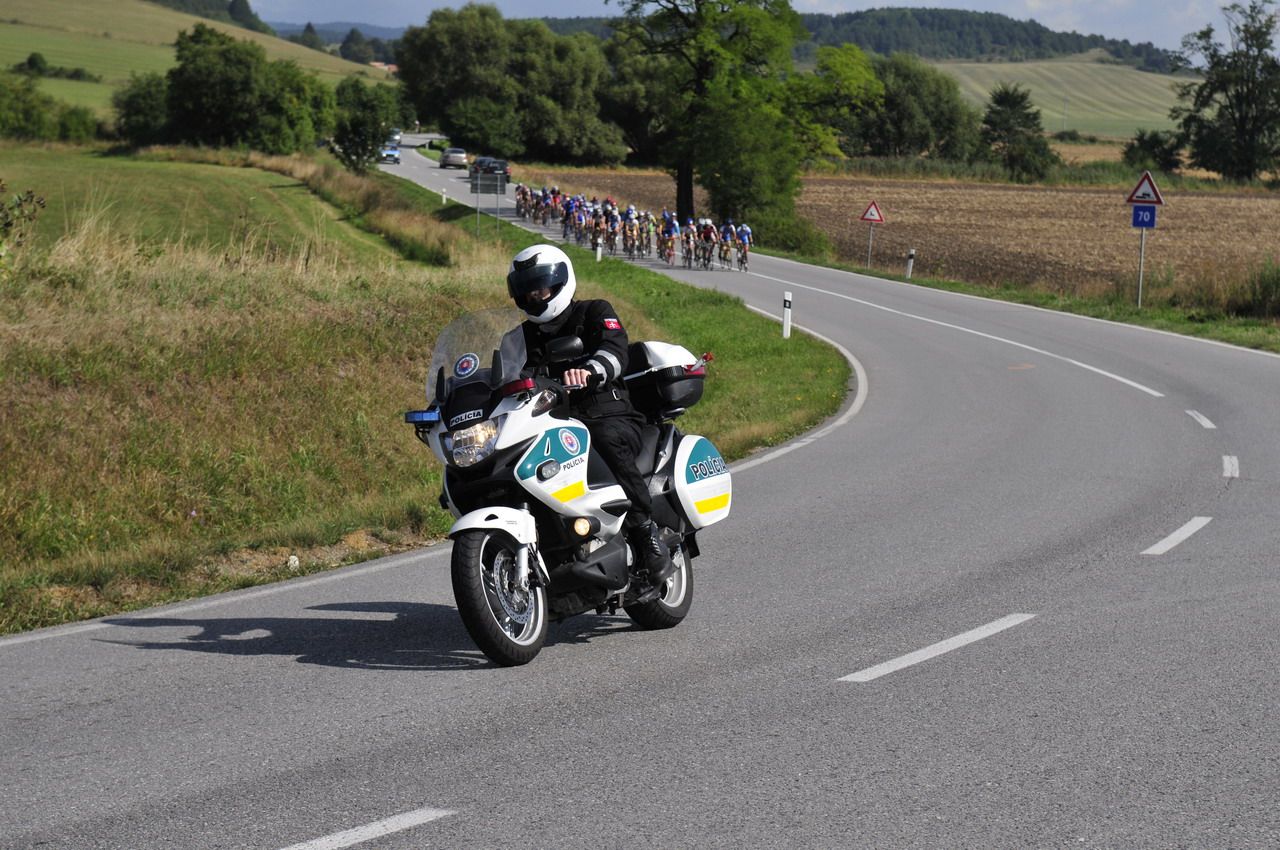 Policajná motorka si odvádza perfektnú prácu.