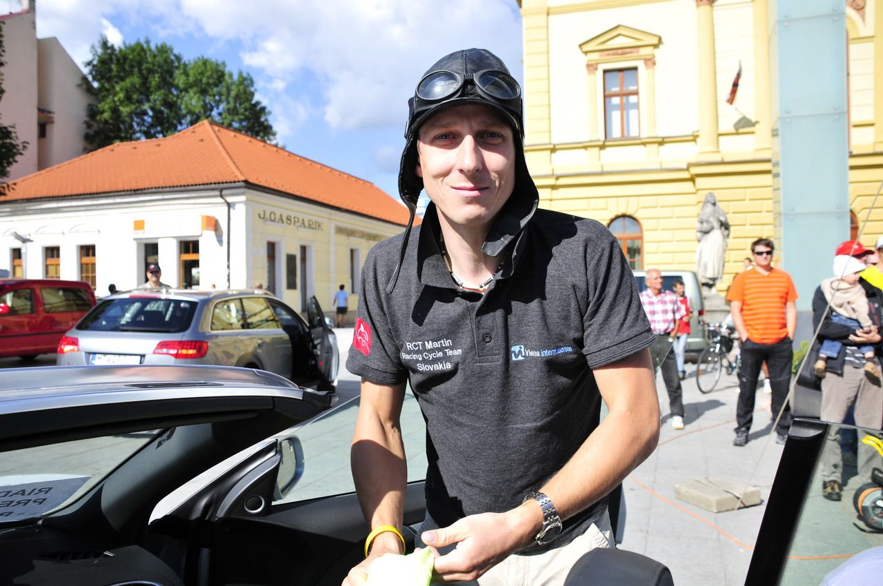 ...usmiatý riaditeľ ako.......