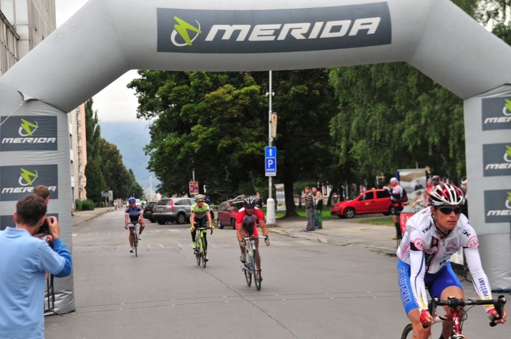 Marián Stančík prvý zprava 6. miesto kat.B. Bez možnosti prehadzovania počas celých pretekov zadný menič - klobúk dole.