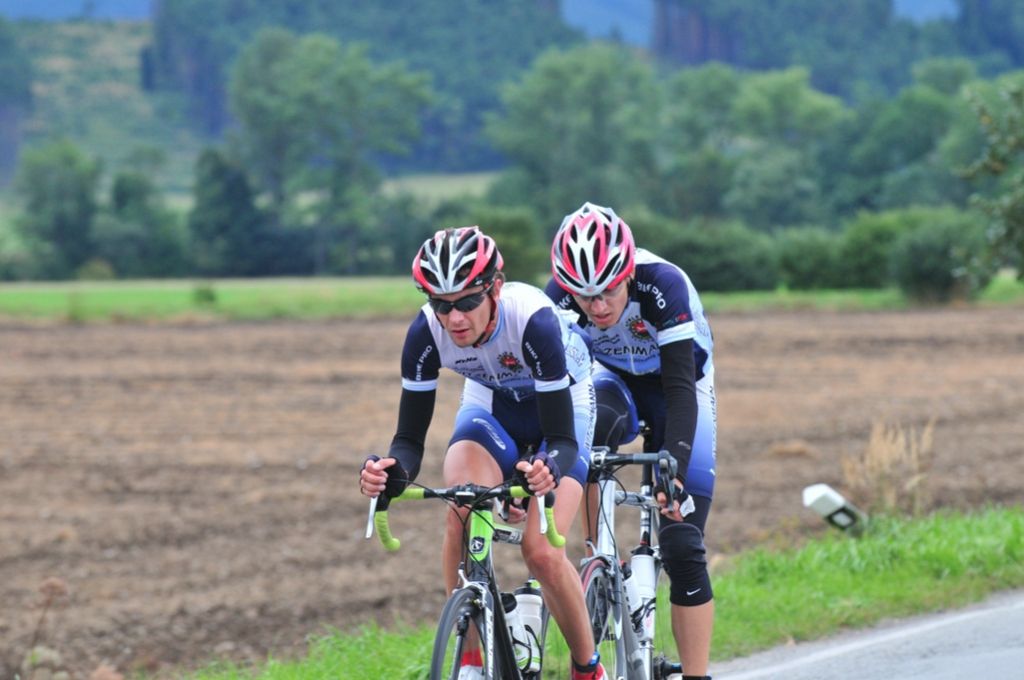 Zatiaľ spolu a na bicykli...onedlho prišiel pád Jozefa Korýtka, ktorý nedokončil preteky.