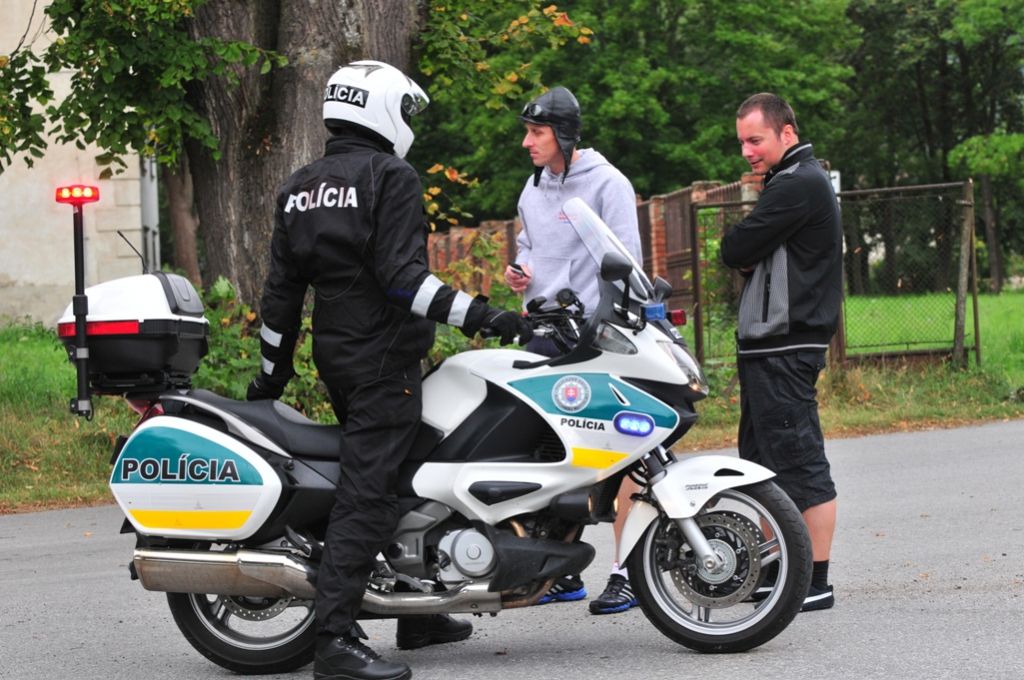 ..krátka porada motospojky s organizatórmi.