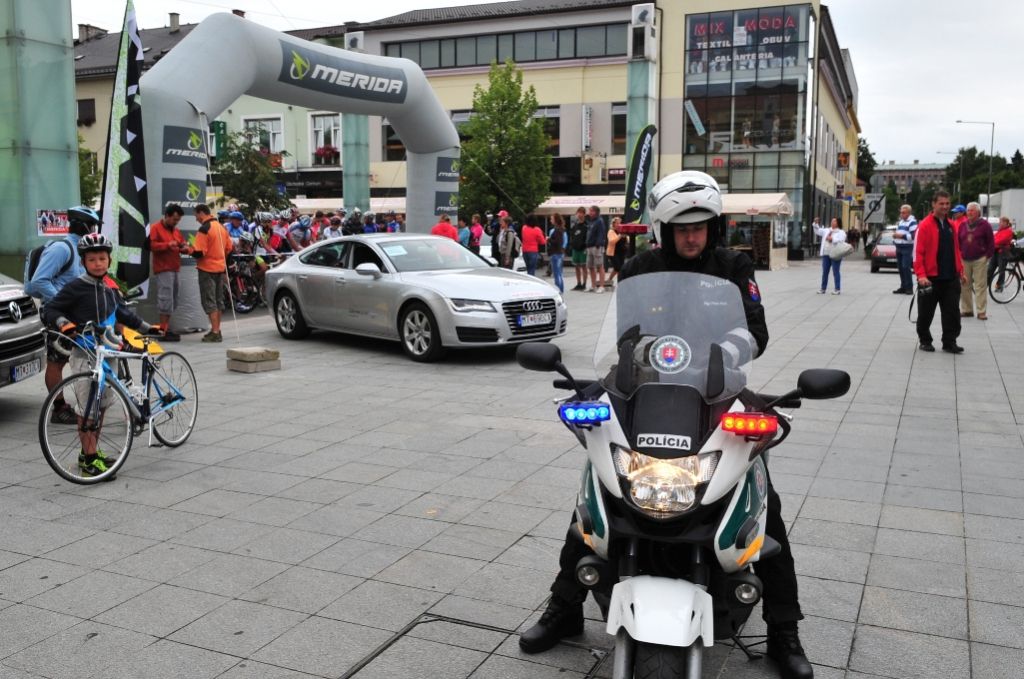 Policajné motospojky odviedli výbornú prácu.