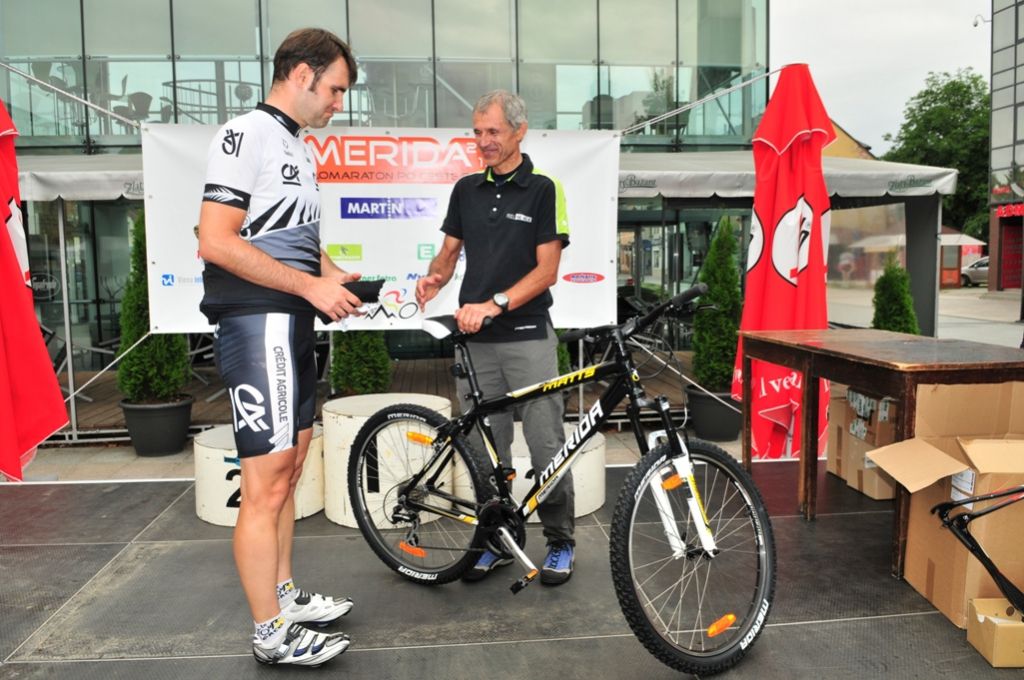 Nech sa páči horský bicykel od Meridy odovzdáva J. Štafánik, ktorý cenu venoval.