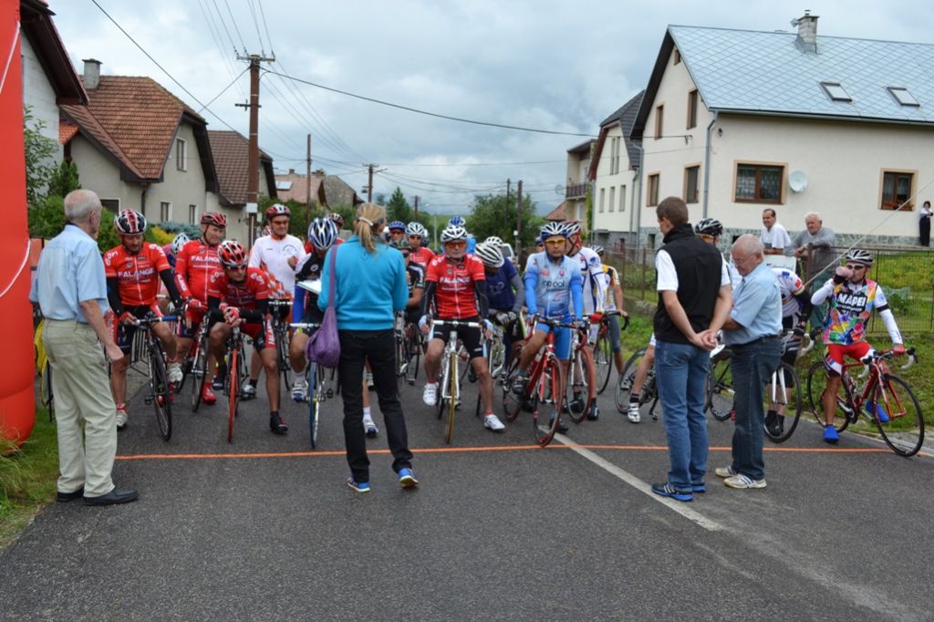 Prezentácia cyklistov od rozhodcu pani Subovitsovej.