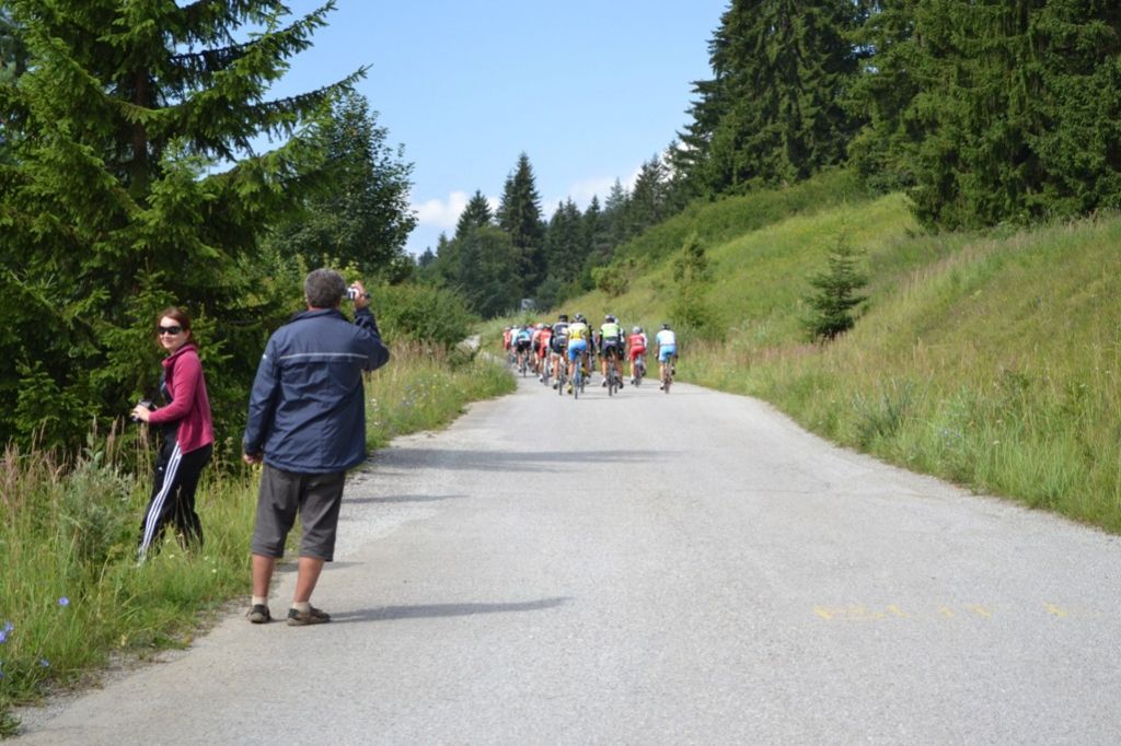 Aj odzadu sú pekní cyklisti.