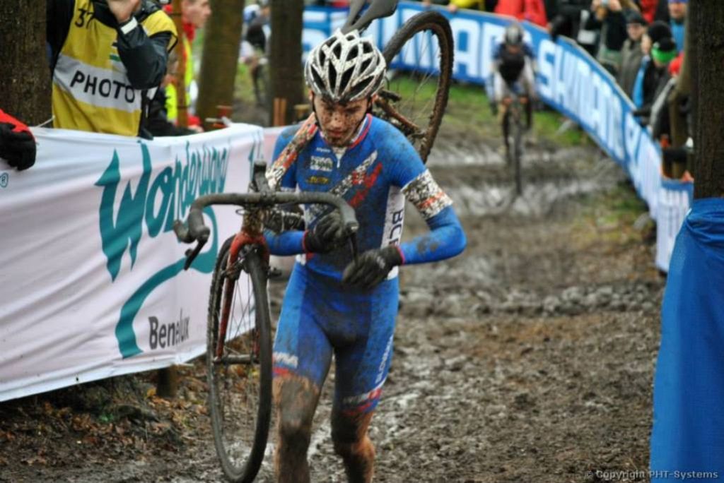 Plné nasadenie a krásna technika držania bicykla.