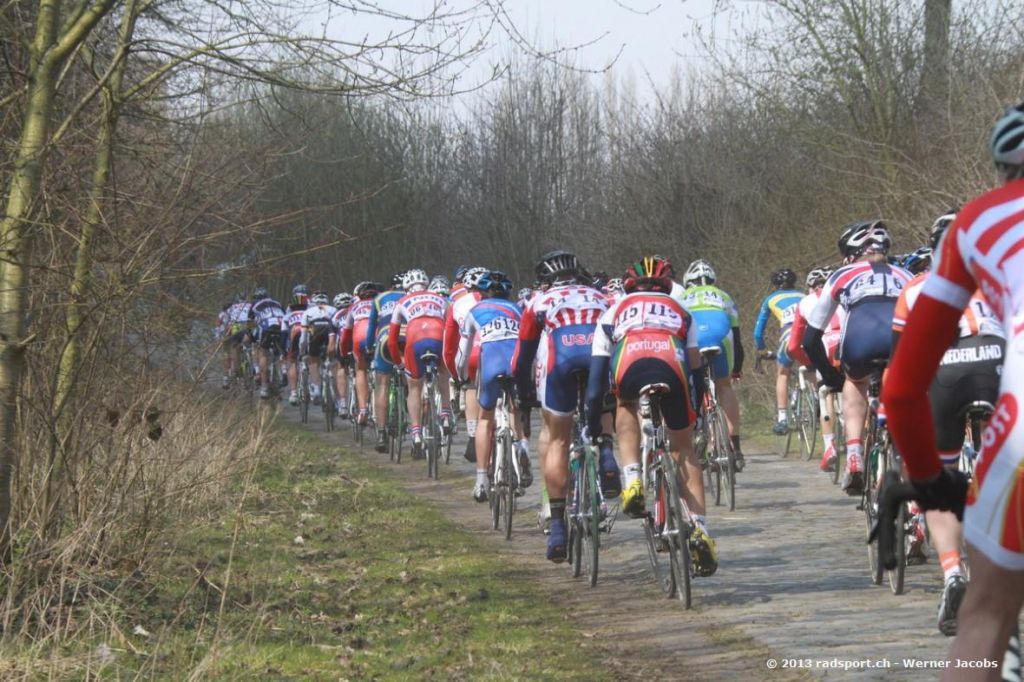 Paris - Roubaix 2013 Juraj Bellan so štartovným číslom 126. Pre defekt musel odstúpiť z prvej skupiny a tento ročník nedokončil.