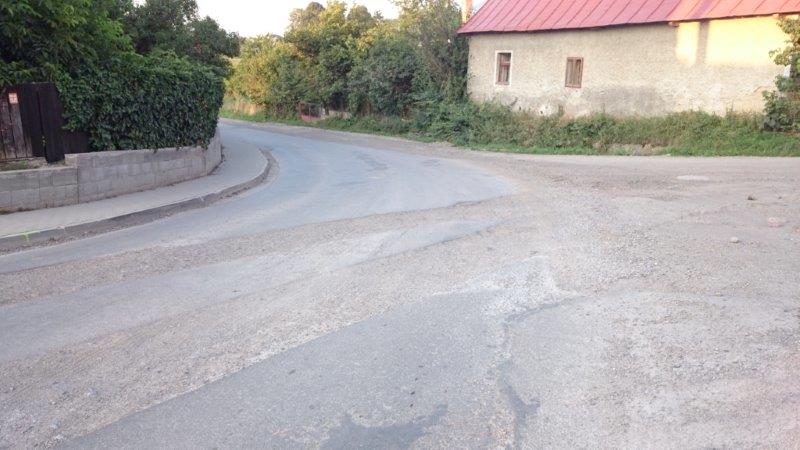 54 km dlhá trať Turčianský Michal  križovatka poškodený asfalt.