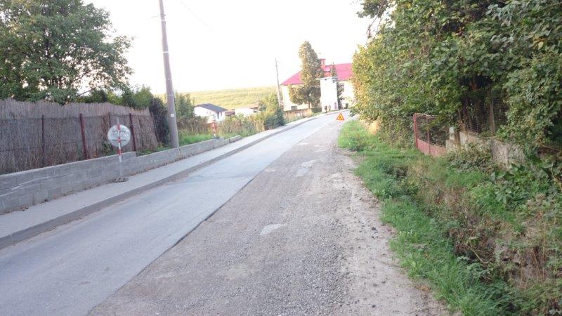 54 km dlhá trať Turčianský Michal poškodený asfalt pravá strana.