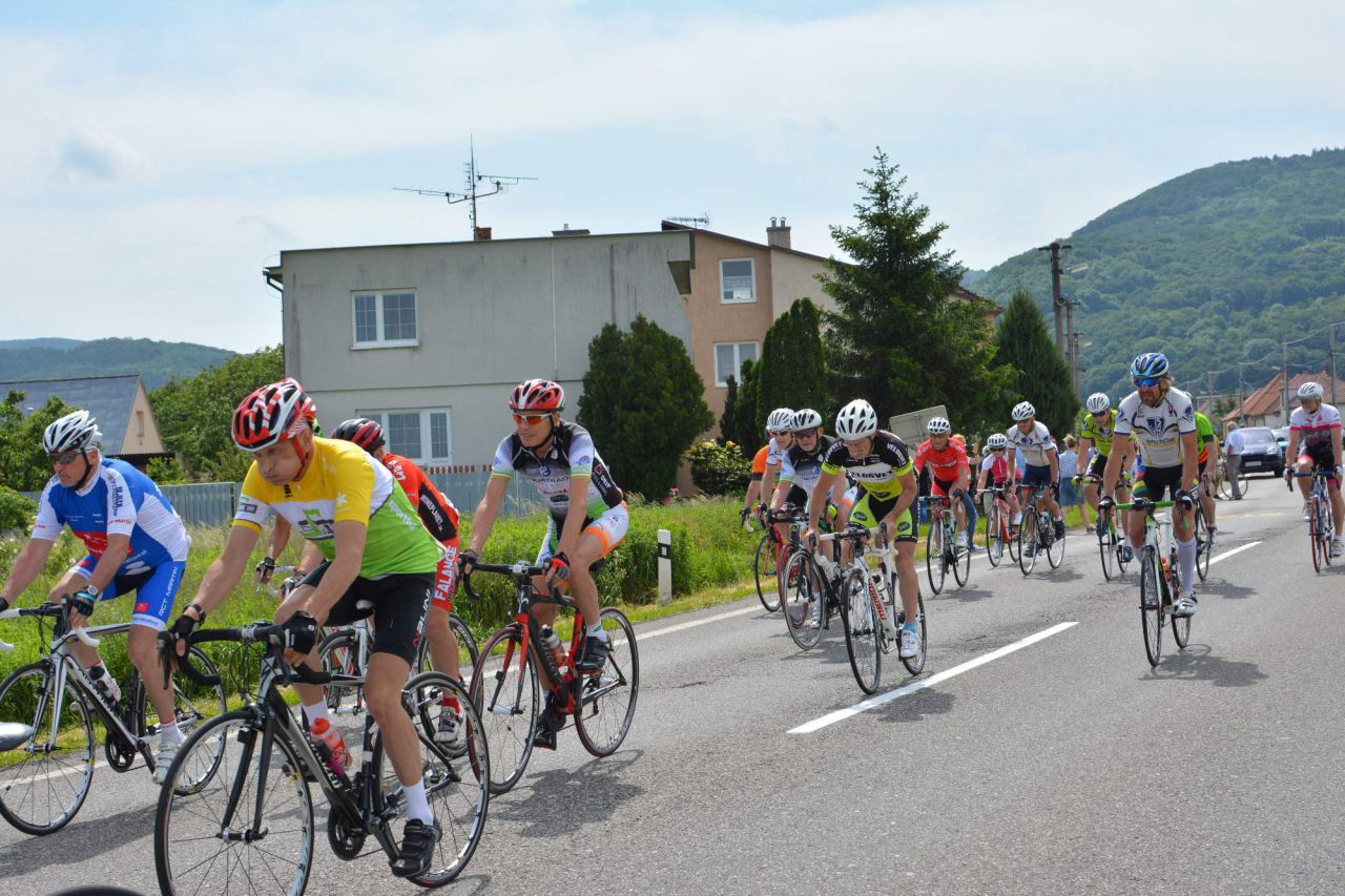 Kateg. Masters E odštartovala V martinskom drese vpravo Daniel Švolík.